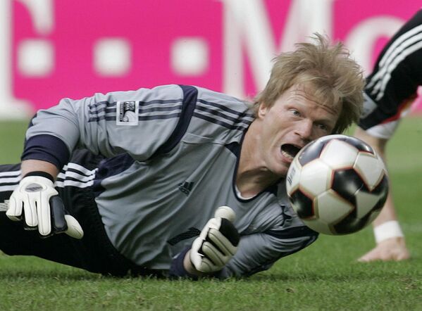 Torhueter Oliver Kahn en su tiempo fue considerado uno de los mejores guardametas del mundo. Se convirtió en el primer portero en ser reconocido como el mejor jugador de la Copa del Mundo (2002). Con el Bayern de Múnich el alemán ganó nueve títulos nacionales, seis Copas de Alemania y la Copa de la UEFA, además de ganar la Liga de Campeones en 2001. Resultó subcampeón en la Copa del Mundo de Corea y Japón 2002, donde su escuadra sucumbió ante el Brasil de Ronaldo.  - Sputnik Mundo