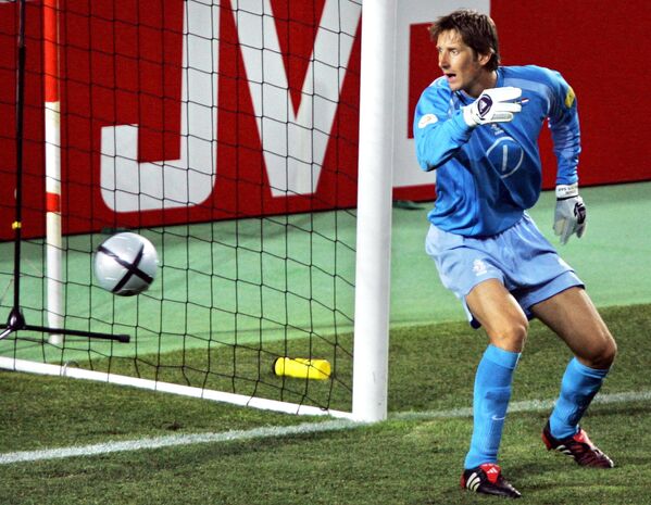 Edwin van der Sar ha sido nombrado el mejor pelotero de Europa en cuatro ocasiones. Con el Ajax de Ámsterdam acumuló muchos títulos nacionales y también ganó la Liga de Campeones en 1995. El neerlandés jugó en la Juventus, el Fulham y el Manchester United, con quienes ganó la Liga de Campeones en 2008. Jugó 130 partidos con la selección holandesa, pero no obtuvo grandes victorias. - Sputnik Mundo