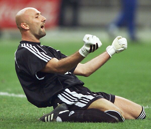 Fabien Barthez es sin duda el mejor arquero francés. Comenzó su carrera en el Toulouse, luego pasó al Olympique de Marsella, equipo con el cual ganó la Liga de Campeones en 1993. Se convirtió en campeón de Francia con el Mónaco y triunfador de Inglaterra con el Manchester United. También, jugó en la selección francesa de 1994 a 2006, habiendo pasado 87 partidos en su composición. Fue campeón del mundo (1998), campeón de Europa (2000) y ganador de la Copa Confederaciones (2003). - Sputnik Mundo