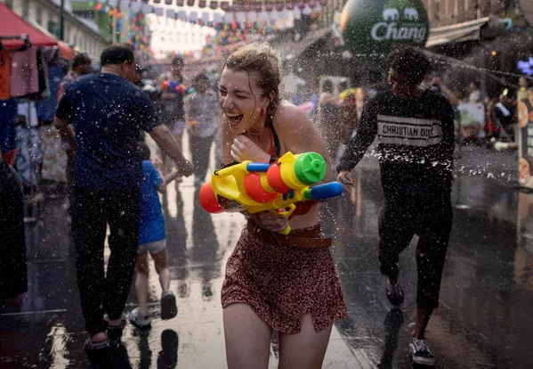 Una joven empapada corre por una calle de Bangkok, donde los lugareños organizaron una pelea de agua en vísperas del Songkran, el Año Nuevo tailandés. Una joven empapada corre por una calle de Bangkok, donde los lugareños organizaron una pelea de agua en vísperas del Songkran, el Año Nuevo tailandés. - Sputnik Mundo