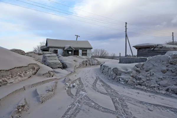 Consecuencias de la erupción del volcán Shiveluch en la región de Ust-Kamchatka. La noche del 11 de abril, el volcán entró en erupción, afectando en mayor medida al pueblo de Kluchi por la caída de ceniza: la capa de ceniza alcanzó allí los 20 cm de espesor. Shiveluch es uno de los volcanes más grandes de Kamchatka, situado a 450 km de Petropavlovsk-Kamchatski. Consecuencias de la erupción del volcán Shiveluch en la región de Ust-Kamchatka. La noche del 11 de abril, el volcán entró en erupción, afectando en mayor medida al pueblo de Kluchi por la caída de ceniza: la capa de ceniza alcanzó allí los 20 cm de espesor. Shiveluch es uno de los volcanes más grandes de Kamchatka, situado a 450 km de Petropavlovsk-Kamchatski. - Sputnik Mundo