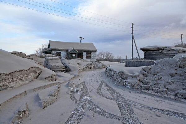 Consecuencias de la erupción del volcán Shiveluch en la región de Ust-Kamchatka. La noche del 11 de abril, el volcán entró en erupción, afectando en mayor medida al pueblo de Kluchi por la caída de ceniza: la capa de ceniza alcanzó allí los 20 cm de espesor. Shiveluch es uno de los volcanes más grandes de Kamchatka, situado a 450 km de Petropavlovsk-Kamchatski. - Sputnik Mundo