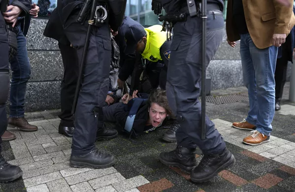 La policía detiene a un manifestante en Ámsterdam durante la visita a Holanda del presidente francés, Emmanuel Macron. La policía detiene a un manifestante en Ámsterdam durante la visita a Holanda del presidente francés, Emmanuel Macron. - Sputnik Mundo