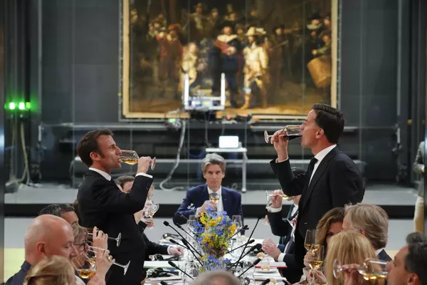 El presidente de Francia, Emmanuel Macron, y el primer ministro de Holanda, Mark Rutte, en una cena de trabajo en el Rijksmuseum de Ámsterdam. El presidente de Francia, Emmanuel Macron, y el primer ministro de Holanda, Mark Rutte, en una cena de trabajo en el Rijksmuseum de Ámsterdam. - Sputnik Mundo