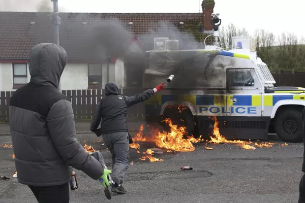 Manifestantes prendieron fuego coches de policía en Londonderry, Irlanda del Norte, en vísperas del 25 aniversario del Acuerdo del Viernes Santo entre el Reino Unido e Irlanda del Norte. Manifestantes prendieron fuego coches de policía en Londonderry, Irlanda del Norte, en vísperas del 25 aniversario del Acuerdo del Viernes Santo entre el Reino Unido e Irlanda del Norte. - Sputnik Mundo