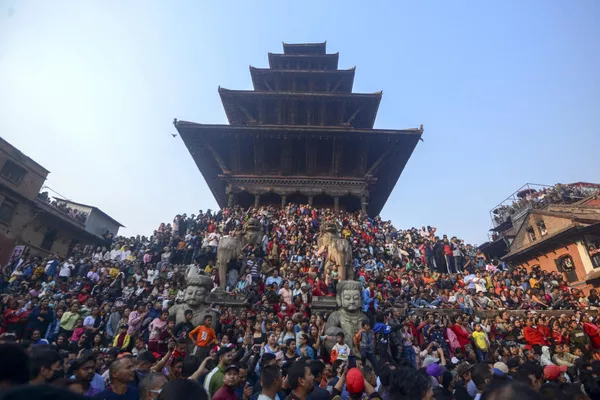 Participantes en el festival hindú Bisket Jatra que celebra el Año Nuevo nepalí en Bhaktapur, Nepal. Participantes en el festival hindú Bisket Jatra que celebra el Año Nuevo nepalí en Bhaktapur, Nepal. - Sputnik Mundo