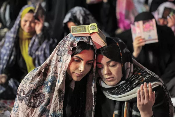Mujeres musulmanas antes de la tradicional oración Laylat al-Qadr: una de las noches más importantes del mes sagrado de Ramadán, ante la mezquita Imamzadeh Saleh de Teherán, Irán. Mujeres musulmanas antes de la tradicional oración Laylat al-Qadr: una de las noches más importantes del mes sagrado de Ramadán, ante la mezquita Imamzadeh Saleh de Teherán, Irán. - Sputnik Mundo