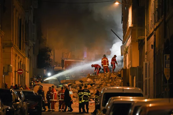 Socorristas en el lugar del derrumbe de un edificio en Marsella, sur de Francia. Socorristas en el lugar del derrumbe de un edificio en Marsella, sur de Francia. - Sputnik Mundo