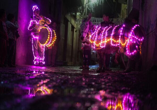 Mohammed El-Dahshan, un mesaharati de 38 años, despierta a los musulmanes para una comida antes del amanecer durante el mes sagrado del Ramadán en Dikernis, Egipto. - Sputnik Mundo