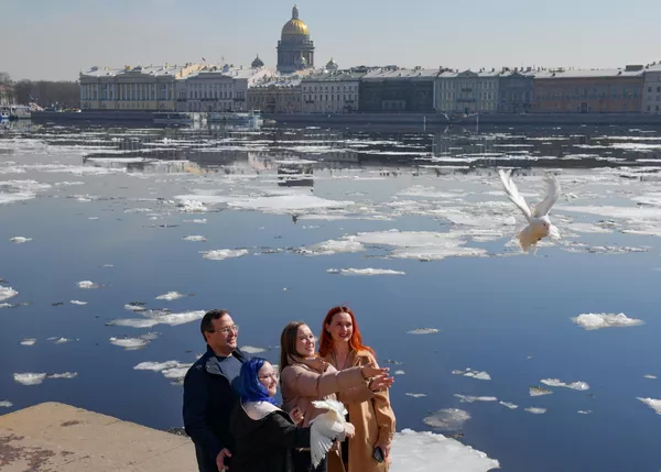 Unos turistas en la Flecha de la isla de Vasilevski en San Petersburgo. Unos turistas en la Flecha de la isla de Vasilevski en San Petersburgo. - Sputnik Mundo