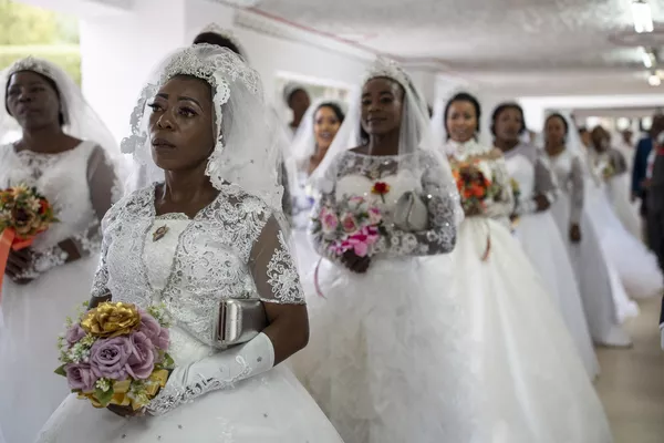 Las novias de una boda multitudinaria en una iglesia de Zuurbekom, al sur de Johannesburgo, Sudáfrica. Las novias de una boda multitudinaria en una iglesia de Zuurbekom, al sur de Johannesburgo, Sudáfrica. - Sputnik Mundo