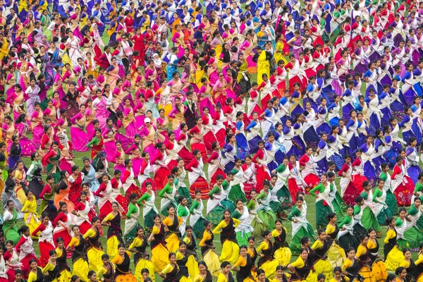 Bailarines de Bihu vestidas con trajes tradicionales se reunieron en Guwahati (India) en un espectáculo multitudinario de danza folclórica con unos 11.000 participantes para batir el récord mundial Guinness. Bailarines de Bihu vestidas con trajes tradicionales se reunieron en Guwahati (India) en un espectáculo multitudinario de danza folclórica con unos 11.000 participantes para batir el récord mundial Guinness. - Sputnik Mundo