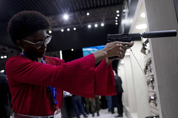 Una visitante de la Exposición Internacional de Defensa y Seguridad LAAD, en Río de Janeiro, Brasil. - Sputnik Mundo