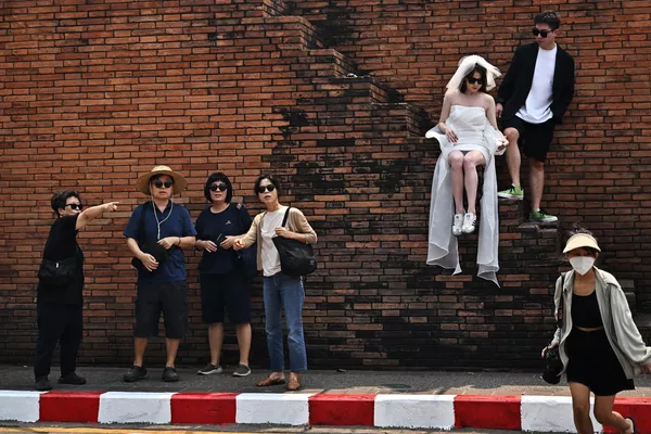 Turistas en la Puerta de Ta Pae en Chiang Mai, Tailandia. Turistas en la Puerta de Ta Pae en Chiang Mai, Tailandia. - Sputnik Mundo