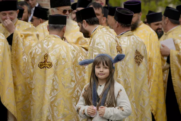 Un niño junto a sacerdotes ortodoxos preparándose para la peregrinación del Domingo de Ramos en Bucarest, Rumanía. Un niño junto a sacerdotes ortodoxos preparándose para la peregrinación del Domingo de Ramos en Bucarest, Rumanía. - Sputnik Mundo