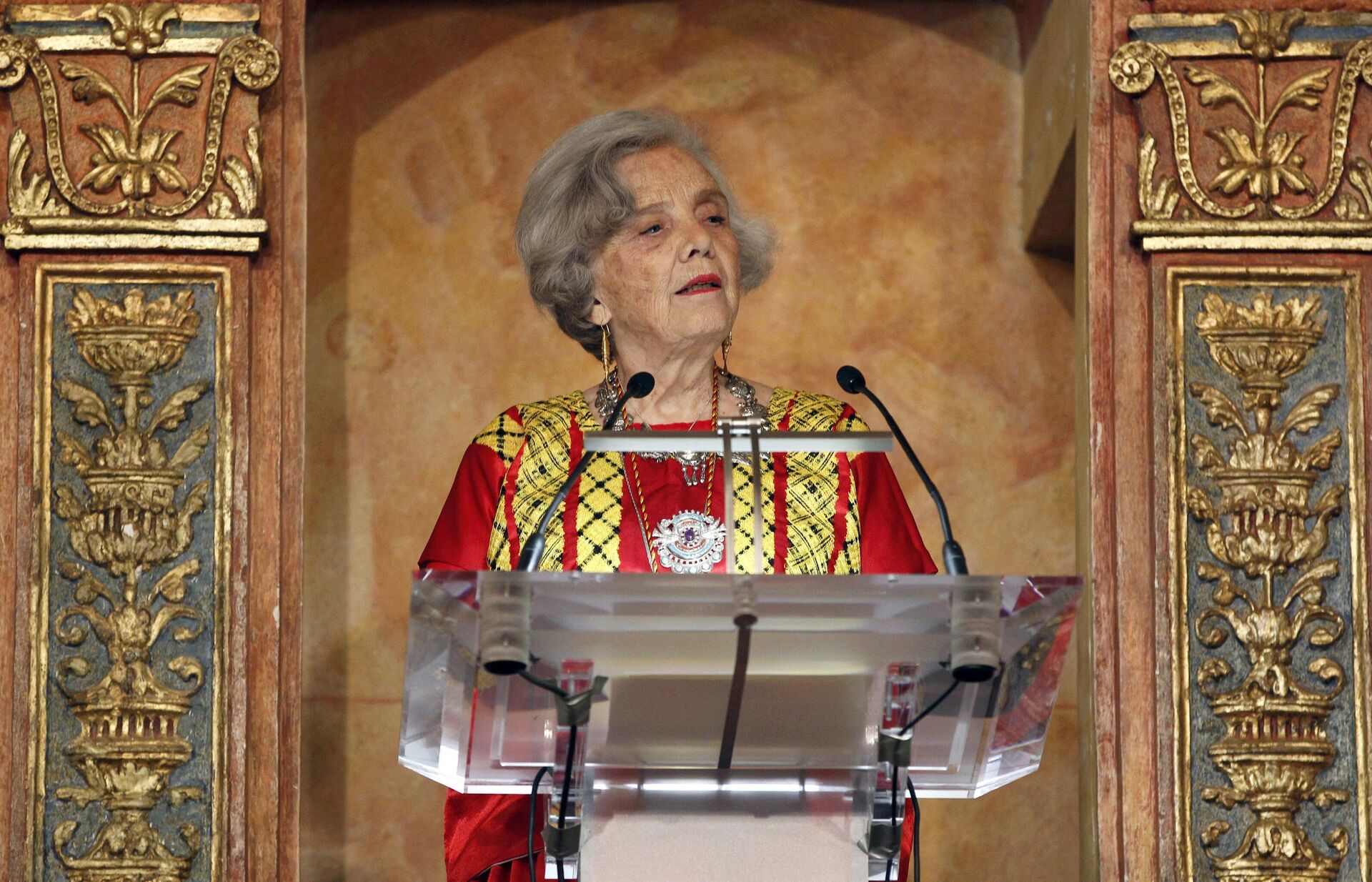 La escritora Elena Poniatowska pronuncia un discurso durante la recepción del Premio Cervantes, en 2013 - Sputnik Mundo, 1920, 16.04.2023