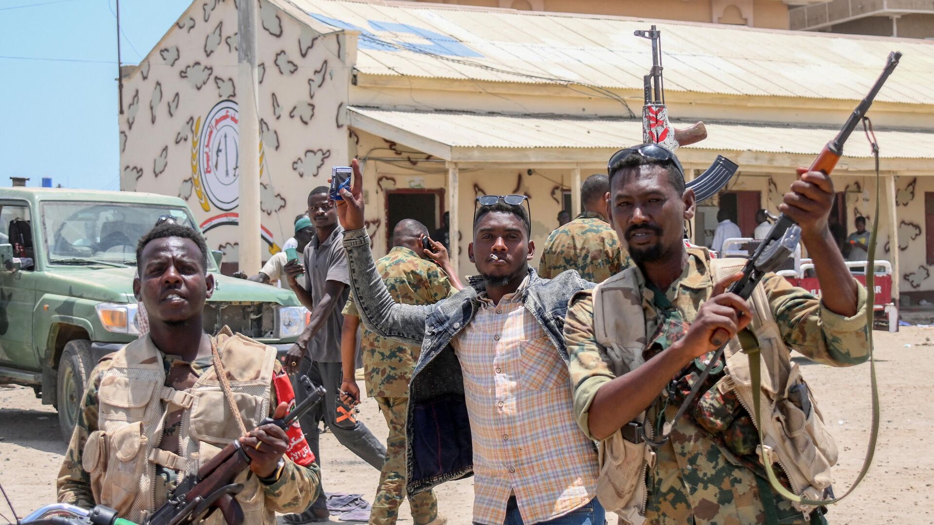 Soldados del ejército sudanés, leales al jefe del ejército Abdel Fattah al-Burhan, en la base de las Fuerzas de Apoyo Rápido (RSF, por sus siglas en inglés) en la ciudad de Puerto Sudán, en el Mar Rojo, el 16 de abril Soldados del ejército sudanés, leales al jefe del ejército Abdel Fattah al-Burhan, en la base de las Fuerzas de Apoyo Rápido (RSF, por sus siglas en inglés) en la ciudad de Puerto Sudán, en el Mar Rojo, el 16 de abril - Sputnik Mundo, 1920, 17.04.2023