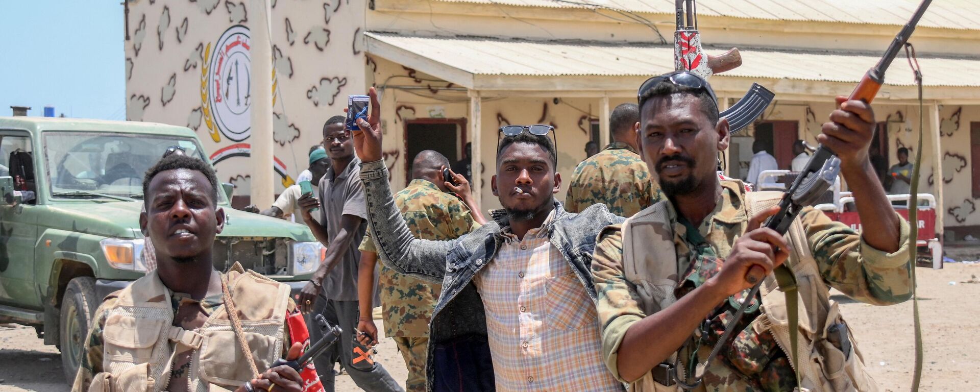 Soldados del ejército sudanés, leales al jefe del ejército Abdel Fattah al-Burhan, en la base de las Fuerzas de Apoyo Rápido (RSF, por sus siglas en inglés) en la ciudad de Puerto Sudán, en el Mar Rojo, el 16 de abril  - Sputnik Mundo, 1920, 17.04.2023