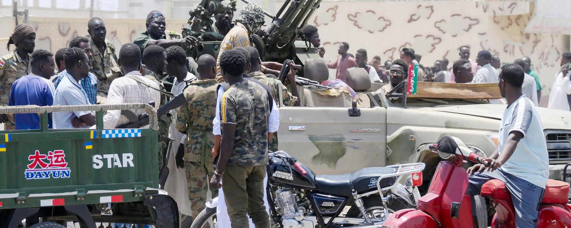 Sudaneses saludan a soldados del Ejército - Sputnik Mundo, 1920, 17.04.2023