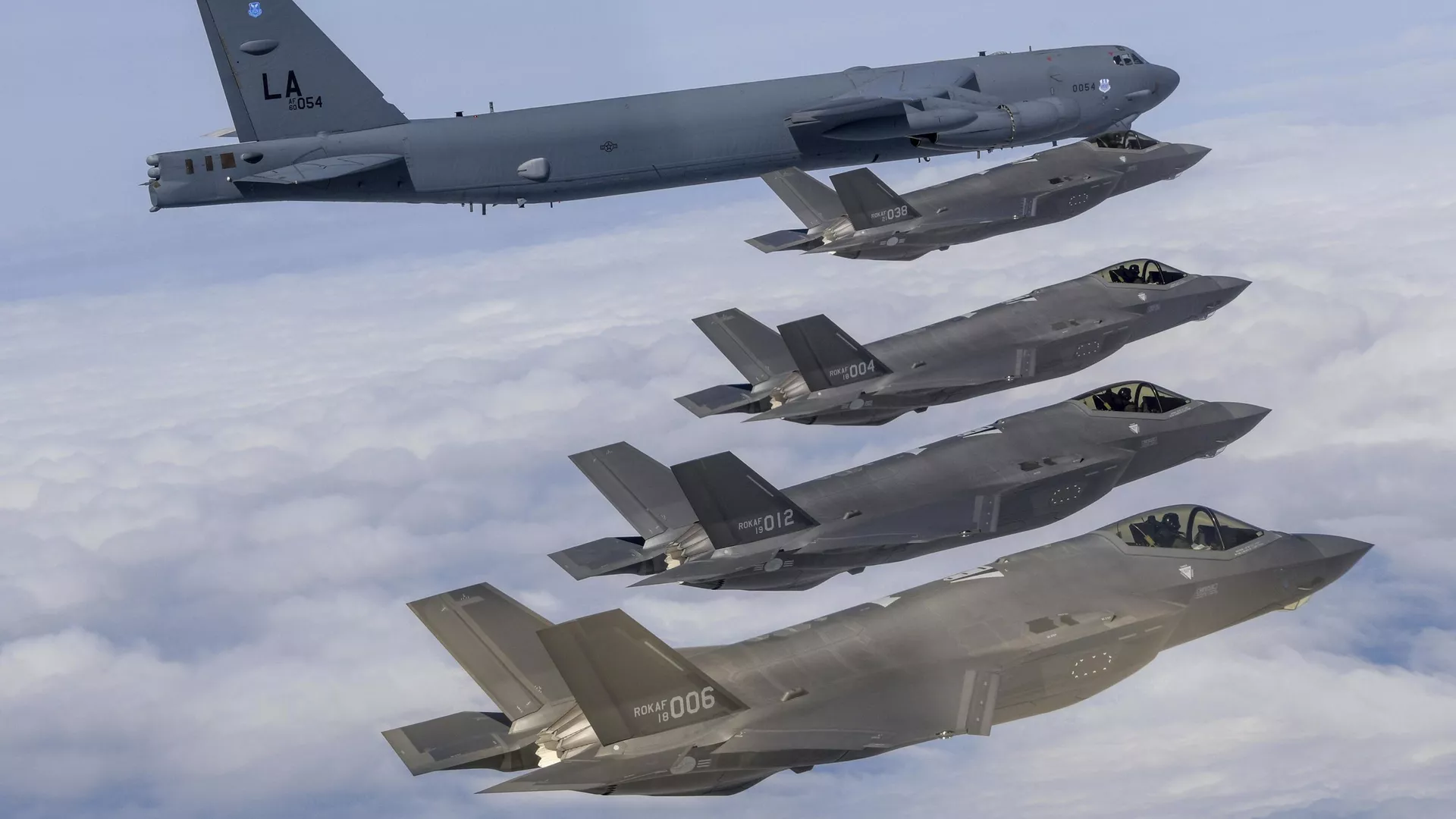 Bombardero estadounidense B-52H, arriba, y cazas F-35A de la Fuerza Aérea surcoreana sobrevuelan la península coreana durante un ejercicio aéreo conjunto en Corea del Sur