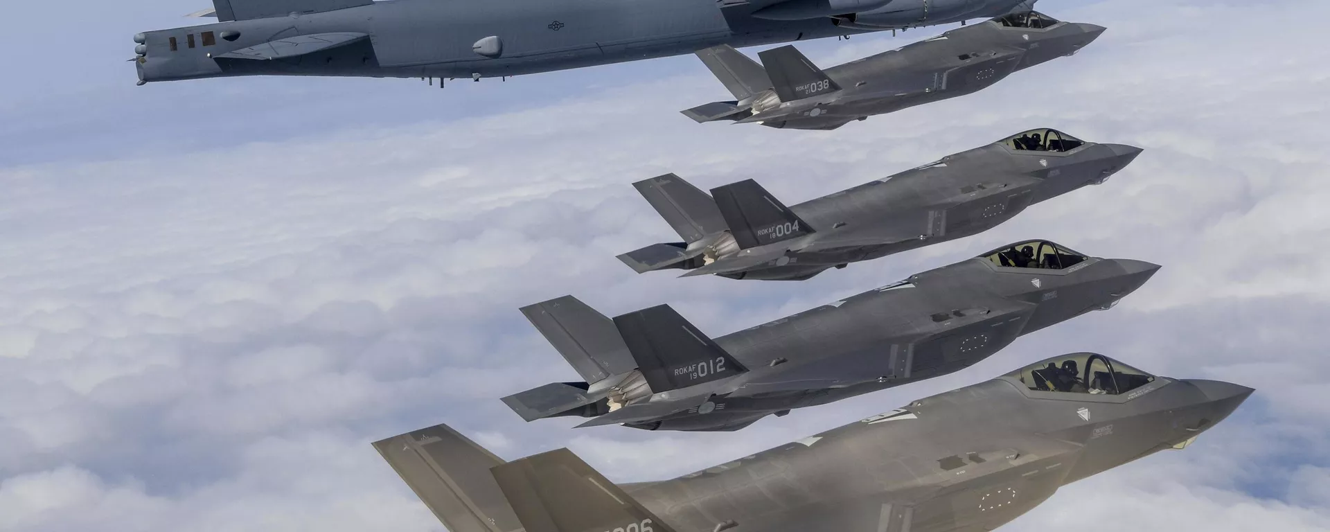 Bombardero estadounidense B-52H, arriba, y cazas F-35A de la Fuerza Aérea surcoreana sobrevuelan la península coreana durante un ejercicio aéreo conjunto en Corea del Sur Bombardero estadounidense B-52H, arriba, y cazas F-35A de la Fuerza Aérea surcoreana sobrevuelan la península coreana durante un ejercicio aéreo conjunto en Corea del Sur - Sputnik Mundo, 1920, 17.04.2023