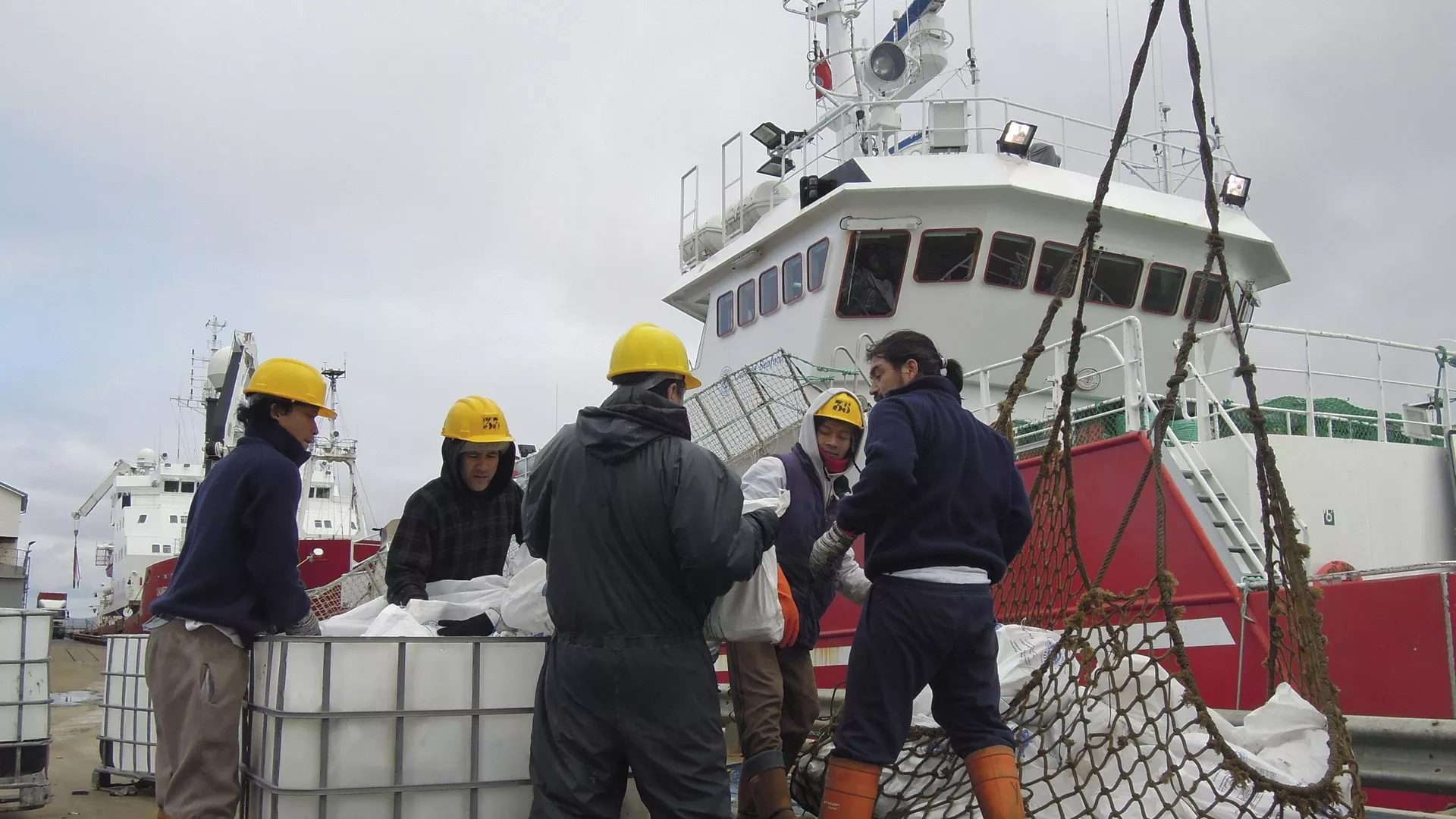 Un buque pesquero descarga en las Islas Malvinas en 2013 Un buque pesquero descarga en las Islas Malvinas en 2013