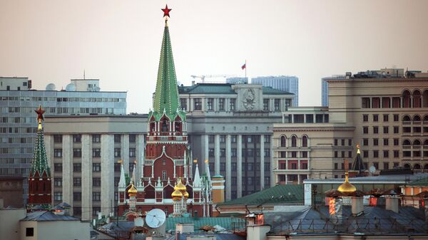 Las torres del Kremlin de Moscú y el edificio de la Duma Estatal rusa - Sputnik Mundo