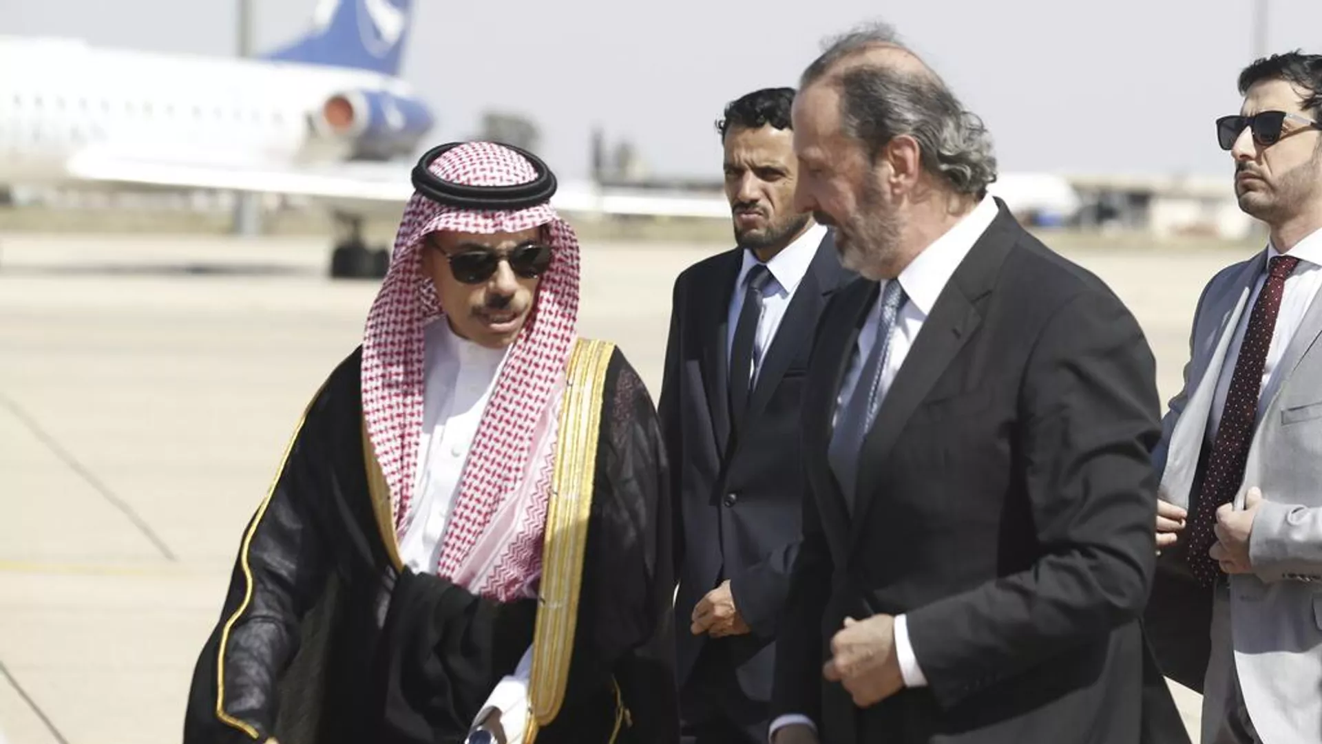 El titular de Exteriores de Arabia Saudita, Faisal bin Farhan, y ministro sirio de Asuntos Presidenciales, Mansour Azzam, el 18 de abril de 2023 El titular de Exteriores de Arabia Saudita, Faisal bin Farhan, y ministro sirio de Asuntos Presidenciales, Mansour Azzam, el 18 de abril de 2023 - Sputnik Mundo, 1920, 18.04.2023