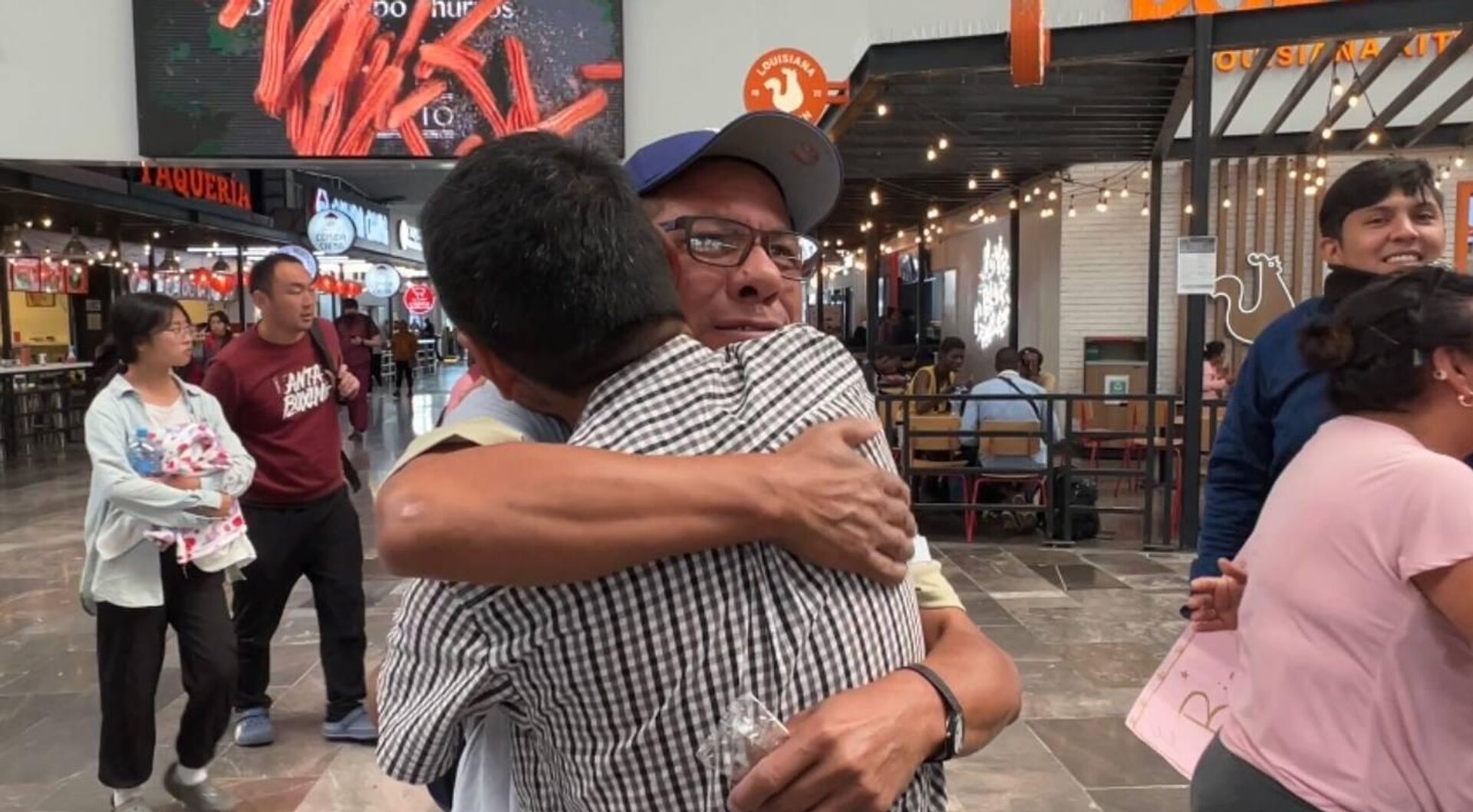 El expolicía mexicano, Jaime Galindo, se reencuentra con su familia tras salir de la cárcel - Sputnik Mundo, 1920, 19.04.2023