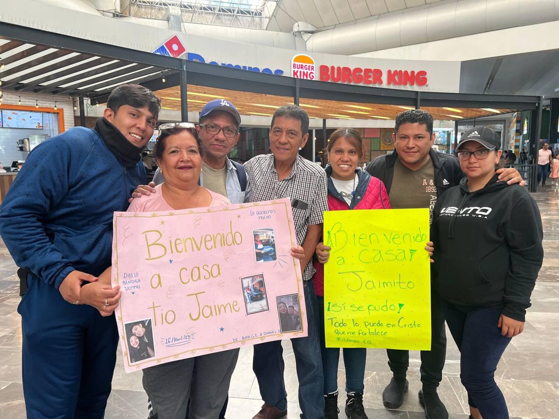 El expolicía mexicano Jaime Galindo se reúne con su familia tras casi ocho años de estar en prisión, acusado de complicidad en la fuga de Joaquín el 'Chapo' Guzmán - Sputnik Mundo, 1920, 19.04.2023