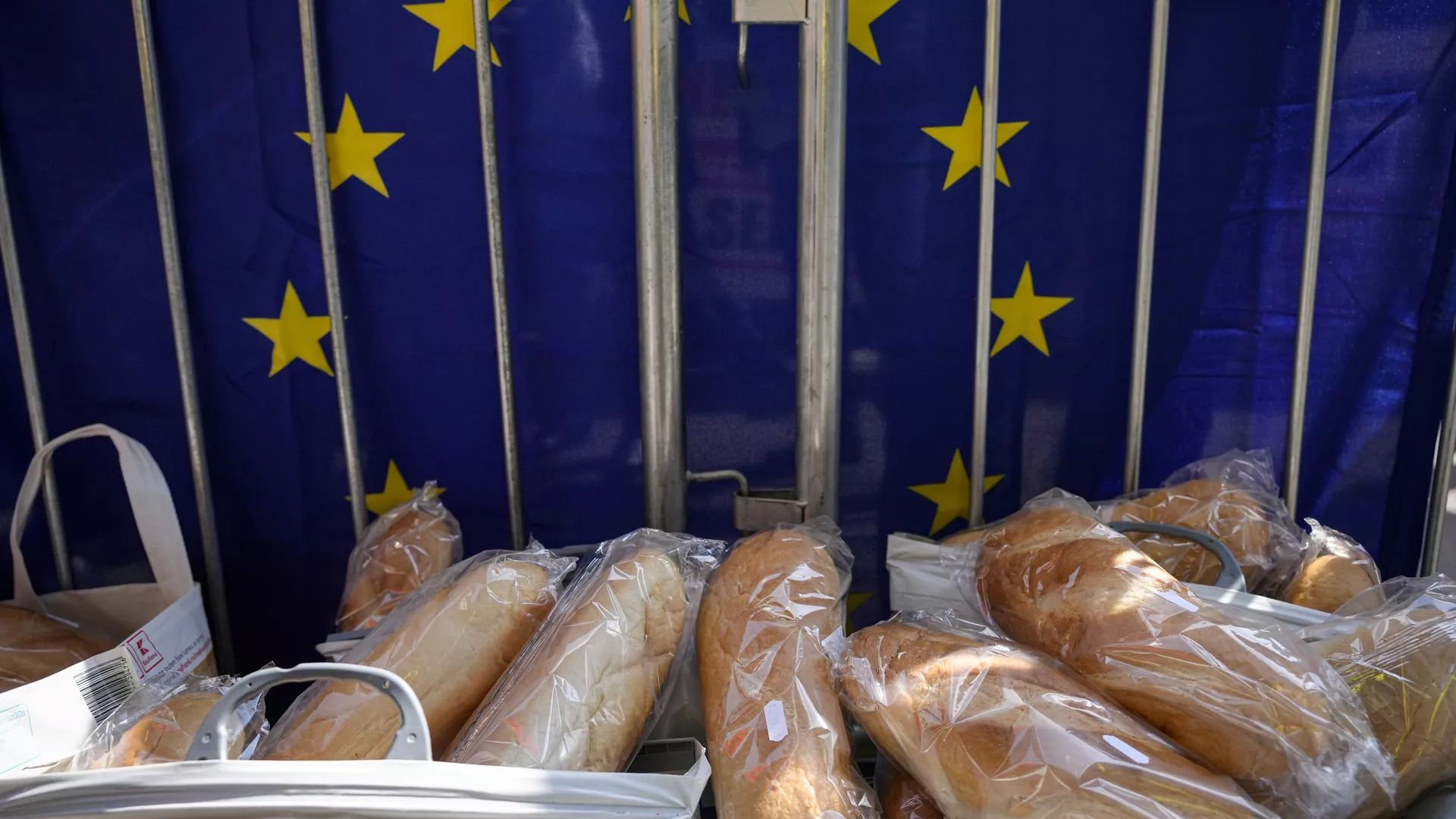 Panes delante de la bandera de la UE durante una protesta de agricultores frente a la Oficina de Representación de la Comisión Europea en Bucarest, Rumanía, viernes 7 de abril de 2023.  