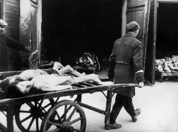 Debido al hacinamiento y a la falta de alimentos, en el gueto de Varsovia estallaban constantemente epidemias. Unas 80.000 personas murieron de enfermedades. Debido al hacinamiento y a la falta de alimentos, en el gueto de Varsovia estallaban constantemente epidemias. Unas 80.000 personas murieron de enfermedades. - Sputnik Mundo