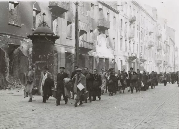 En 1942, los nazis empezaron a transportar personas del gueto de Varsovia al campo de exterminio de Treblinka. En 1942, los nazis empezaron a transportar personas del gueto de Varsovia al campo de exterminio de Treblinka. - Sputnik Mundo