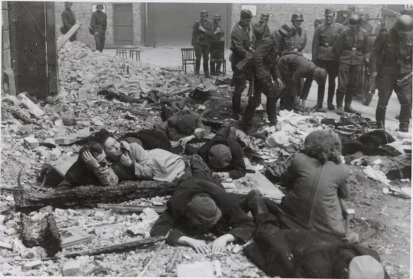 A principios de 1943, los reclusos del gueto hicieron varios intentos de eludir la deportación. La gente se escondió en refugios preestablecidos. Algunos miembros de las organizaciones locales de resistencia lucharon contra los nazis. A principios de 1943, los reclusos del gueto hicieron varios intentos de eludir la deportación. La gente se escondió en refugios preestablecidos. Algunos miembros de las organizaciones locales de resistencia lucharon contra los nazis. - Sputnik Mundo