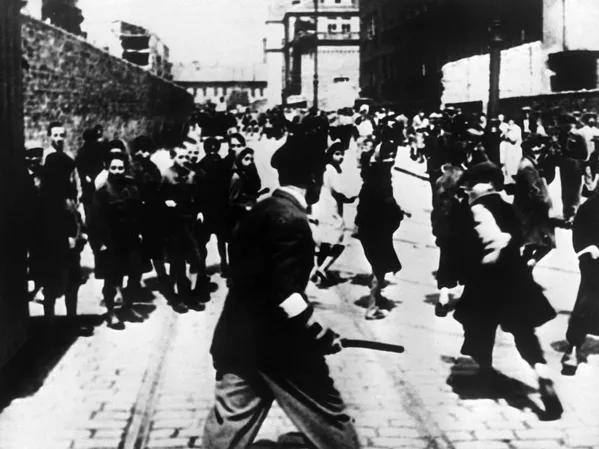 Tras la resistencia de gente, los nazis detuvieron temporalmente las deportaciones. Este éxito animó a los habitantes del gueto de Varsovia. Cuando los nazis comenzaron a liquidar de nuevo el gueto el 19 de abril de 1943, estalló allí el levantamiento. Tras la resistencia de gente, los nazis detuvieron temporalmente las deportaciones. Este éxito animó a los habitantes del gueto de Varsovia. Cuando los nazis comenzaron a liquidar de nuevo el gueto el 19 de abril de 1943, estalló allí el levantamiento. - Sputnik Mundo