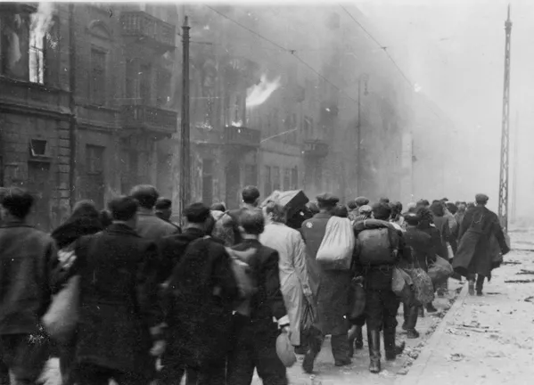 Los insurgentes intentaron bloquear el acceso de los nazis al gueto, pero ellos respondieron prendiendo fuego a los edificios, convirtiendo el gueto en una trampa ardiente. Los insurgentes intentaron bloquear el acceso de los nazis al gueto, pero ellos respondieron prendiendo fuego a los edificios, convirtiendo el gueto en una trampa ardiente. - Sputnik Mundo