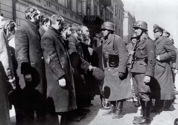 La resistencia de los prisioneros duró aproximadamente un mes. El 16 de mayo de 1943, los nazis volaron la Gran Sinagoga de Varsovia y ocuparon el gueto. La resistencia de los prisioneros duró aproximadamente un mes. El 16 de mayo de 1943, los nazis volaron la Gran Sinagoga de Varsovia y ocuparon el gueto. - Sputnik Mundo