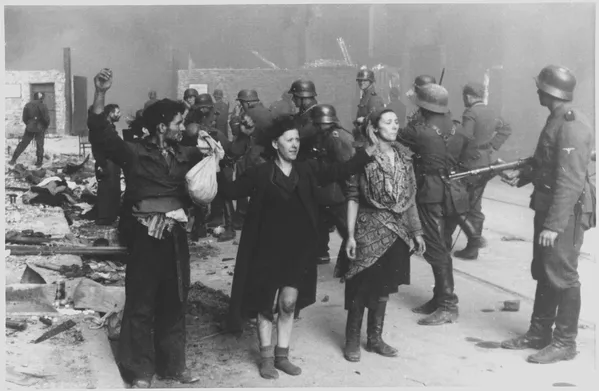 El levantamiento del gueto de Varsovia fue la primera rebelión antinazi a gran escala en la Europa ocupada. Sus participantes dieron ejemplo de resistencia al nazismo, a los prisioneros de otros guetos, campos de concentración y a los habitantes de todos los territorios ocupados por Alemania. El levantamiento del gueto de Varsovia fue la primera rebelión antinazi a gran escala en la Europa ocupada. Sus participantes dieron ejemplo de resistencia al nazismo, a los prisioneros de otros guetos, campos de concentración y a los habitantes de todos los territorios ocupados por Alemania. - Sputnik Mundo