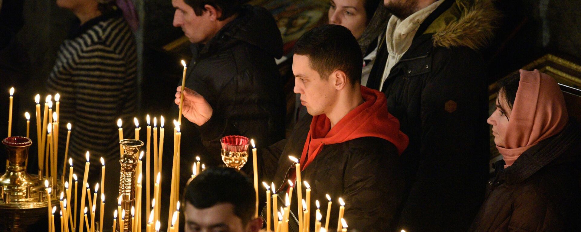 Los creyentes en el Monasterio de las Cuevas de Kiev - Sputnik Mundo, 1920, 19.04.2023