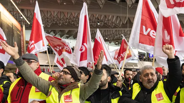 Manifestación de miembros del sindicato Ver.di durante una huelga en el aeropuerto de Fráncfort del Meno, Alemania - Sputnik Mundo