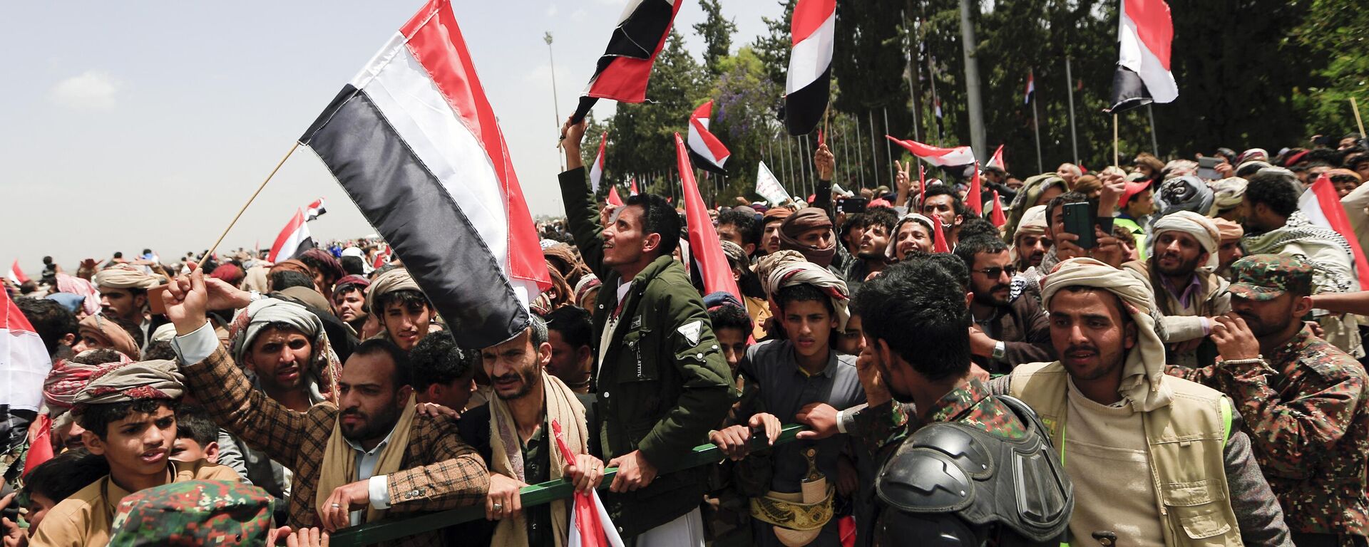 Varias personas izan banderas nacionales yemeníes en el aeropuerto de Saná, capital de Yemen (Imagen referencial).  - Sputnik Mundo, 1920, 09.05.2023