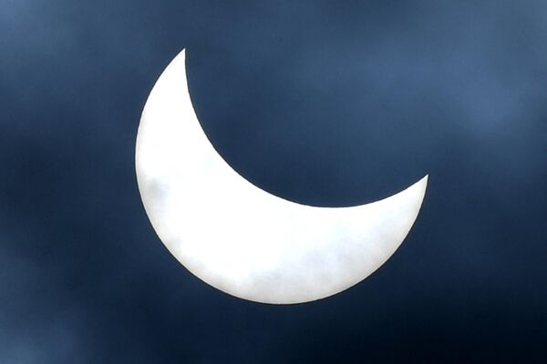 El eclipse comenzó en forma de anillo a la 1:34:26 (hora UTC) en el océano Índico, al noroeste de la isla de Kerguelen.En la foto: el eclipse solar parcial observado desde Bali, Indonesia. - Sputnik Mundo