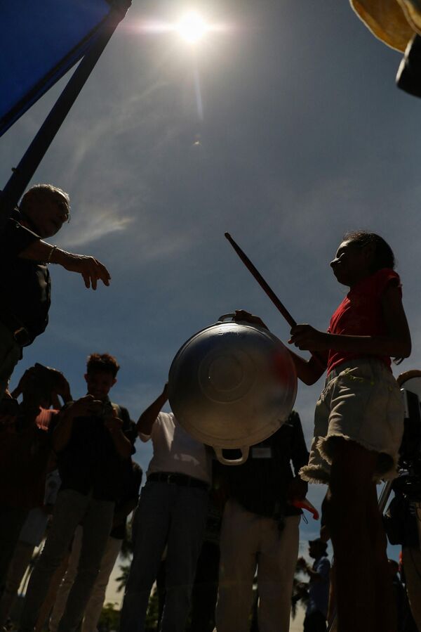 A las 2:36:56 (hora UTC), los discos visibles de la Luna y la Tierra se alinearon y comenzó un eclipse total que duró 1 minuto y 16 segundos. En la foto: el presidente de Timor Oriental, José Ramos-Horta, realiza un rito al amanecer durante el eclipse solar híbrido. - Sputnik Mundo