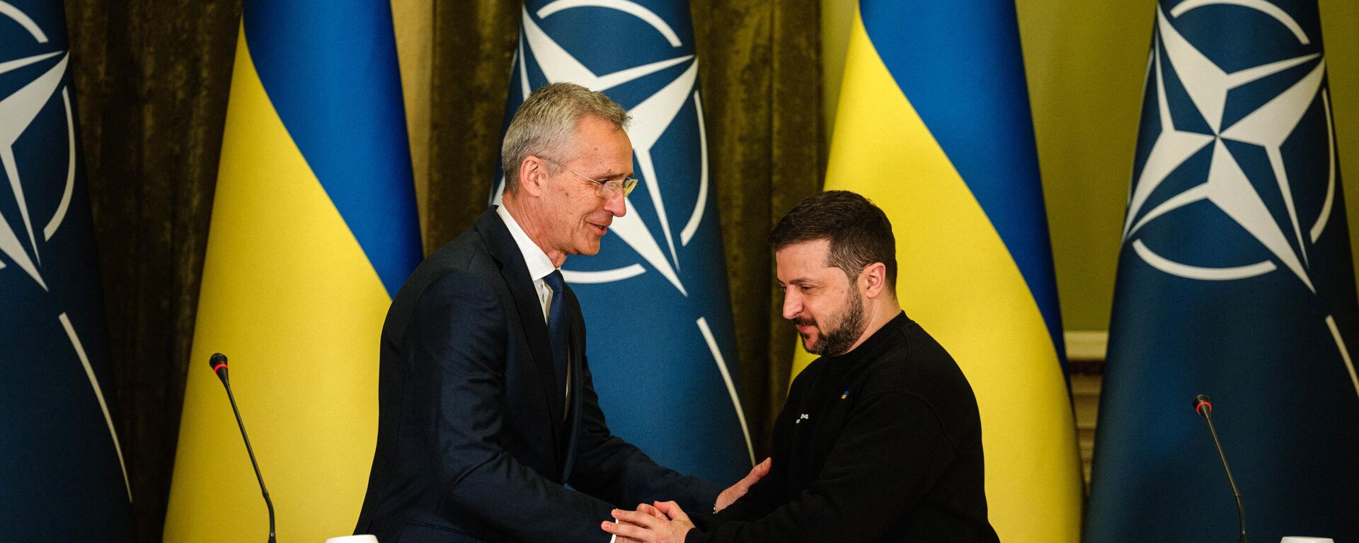 El secretario general de la OTAN, Jens Stoltenberg, y el presidente ucraniano, Volodímir Zelenski en una rueda de prensa conjunta en Kiev, el 20 de abril de 2023 El secretario general de la OTAN, Jens Stoltenberg, y el presidente ucraniano, Volodímir Zelenski en una rueda de prensa conjunta en Kiev, el 20 de abril de 2023 - Sputnik Mundo, 1920, 20.04.2023