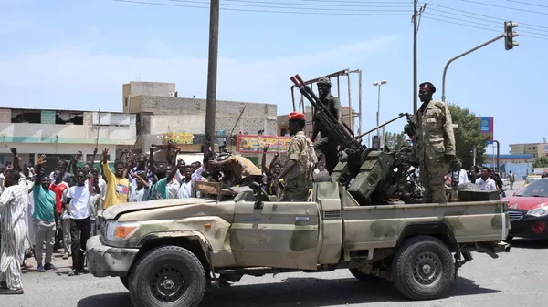 Sudaneses saludan a soldados del Ejército, leales al jefe del Ejército Abdel Fattah Burhan (archivo) - Sputnik Mundo