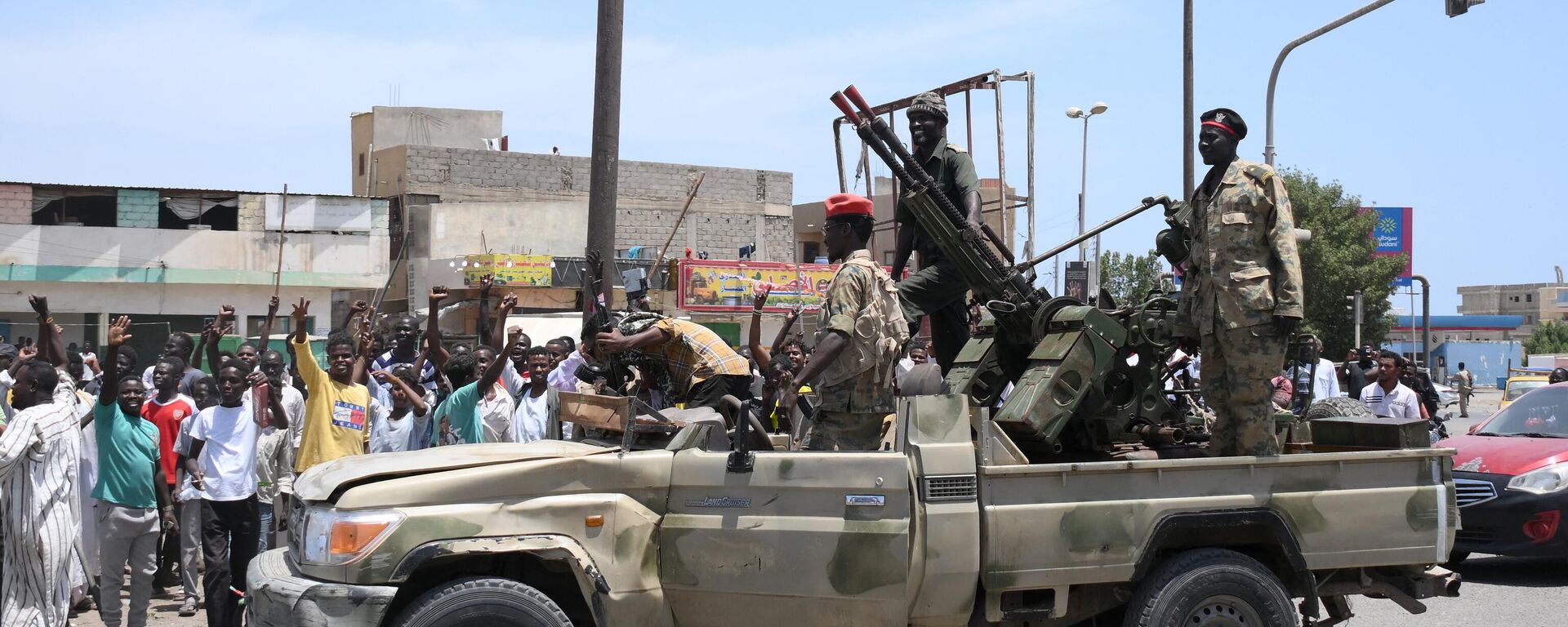 Sudaneses saludan a soldados del Ejército, leales al jefe del Ejército Abdel Fattah Burhan (archivo) Sudaneses saludan a soldados del Ejército, leales al jefe del Ejército Abdel Fattah Burhan (archivo) - Sputnik Mundo, 1920, 04.05.2023
