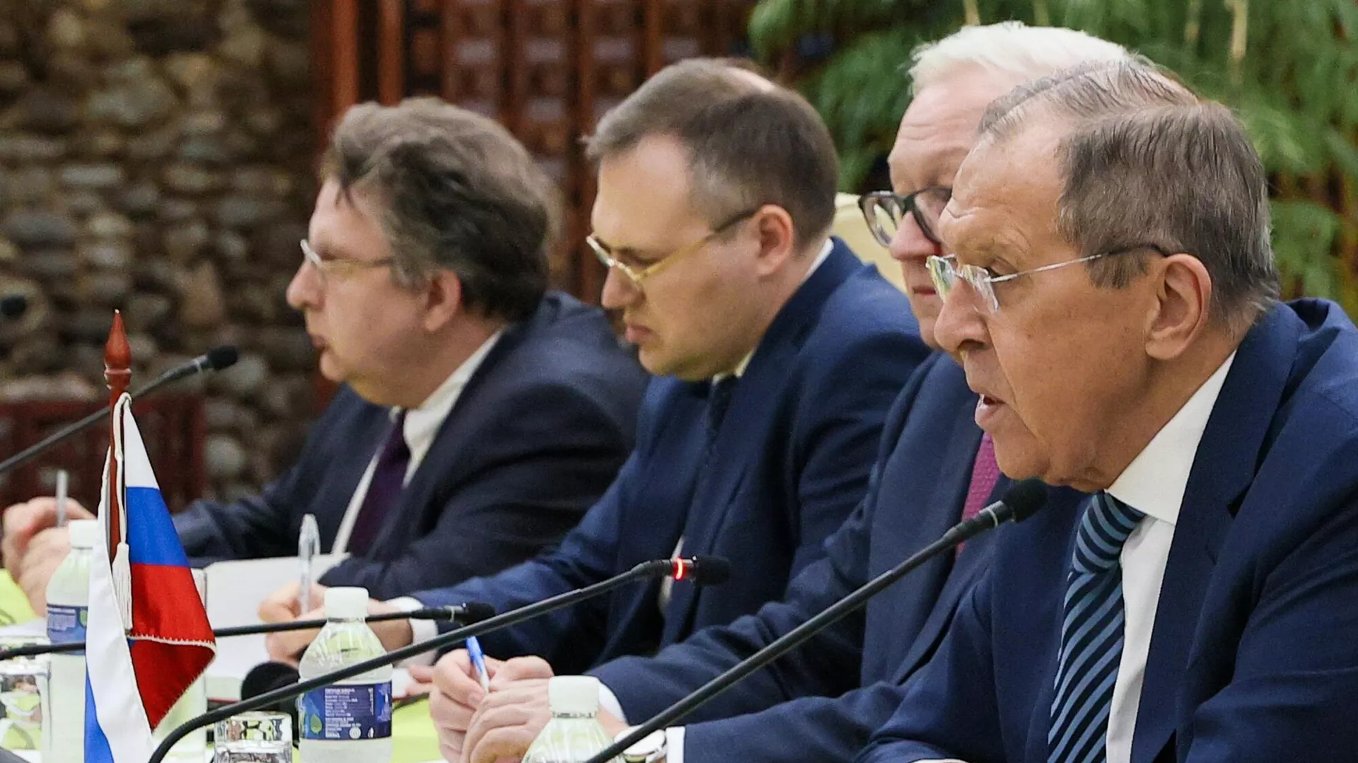 El ministro ruso de Asuntos Exteriores, Serguéi Lavrov, se reúne con el ministro cubano de Asuntos Exteriores, Bruno Rodríguez, en la residencia Lagito, Cuba, el 20 de abril de 2023 El ministro ruso de Asuntos Exteriores, Serguéi Lavrov, se reúne con el ministro cubano de Asuntos Exteriores, Bruno Rodríguez, en la residencia Lagito, Cuba, el 20 de abril de 2023 - Sputnik Mundo, 1920, 20.04.2023