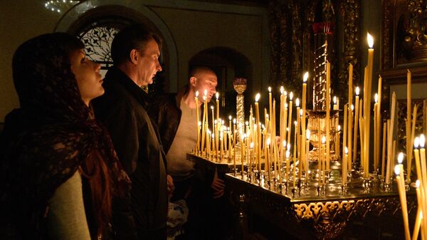 Los fieles en el Monasterio de las Cuevas - Sputnik Mundo