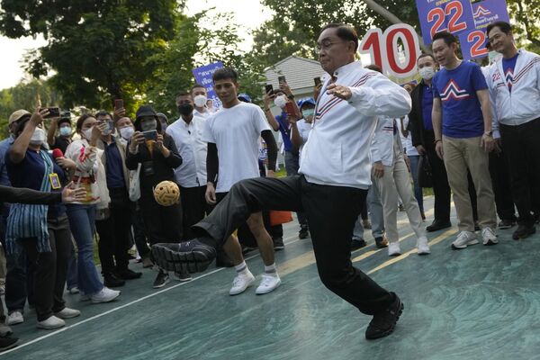 El primer ministro tailandés, Prayuth Chan-ocha, juega al sepak takraw, también conocido como voleibol de puntapié, durante un acto electoral en el parque Lumpini, en el centro de Bangkok. El primer ministro tailandés, Prayuth Chan-ocha, juega al sepak takraw, también conocido como voleibol de puntapié, durante un acto electoral en el parque Lumpini, en el centro de Bangkok. - Sputnik Mundo
