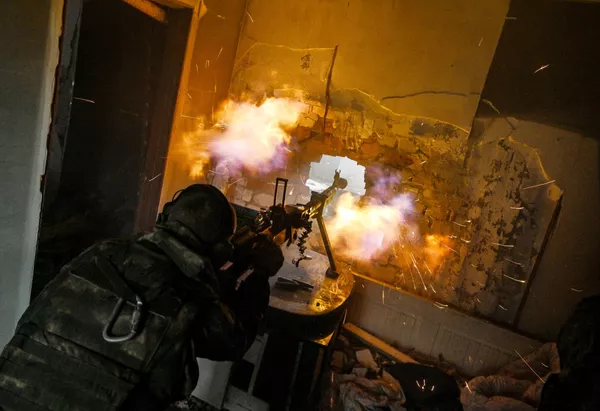 Un combatiente ruso dispara una ametralladora DShK contra el enemigo en el centro de Artiómovsk (Bajmut), República Popular de Donetsk. Un combatiente ruso dispara una ametralladora DShK contra el enemigo en el centro de Artiómovsk (Bajmut), República Popular de Donetsk. - Sputnik Mundo